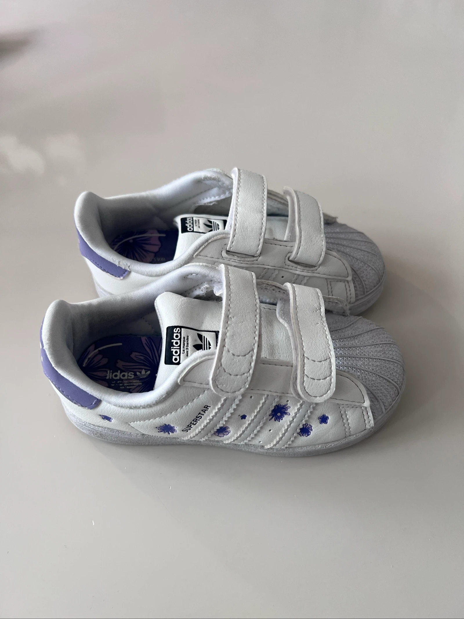Tênis Adidas Superstar CF I com fechos e estampa de flores roxas - Tamanho 26 – photo 4